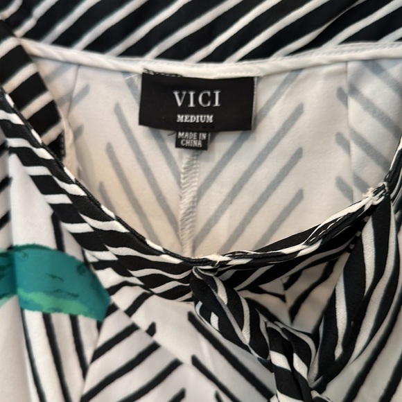 NWOT Vici wide leg, side zip pants with tie waist accent size med tropical print - Picture 3 of 4